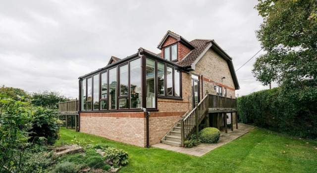 Luxury Riverside Home, Near Windsor Castle. Legoland & London Within 20 Minutes, Book Hotel Hoteller i Iver med parkering, Parkering