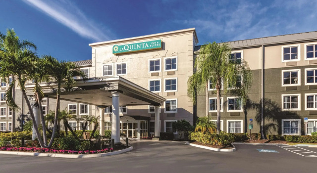Кровать в общем номере La Quinta by Wyndham Naples East