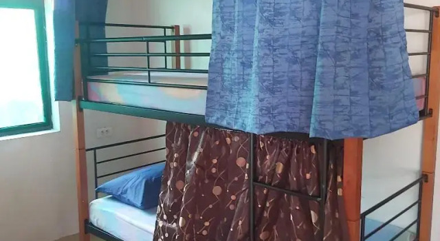 Кровать в общем номере Raihei Auberge de jeunesse et emplacement tente chez lhabitant à Bora Bora