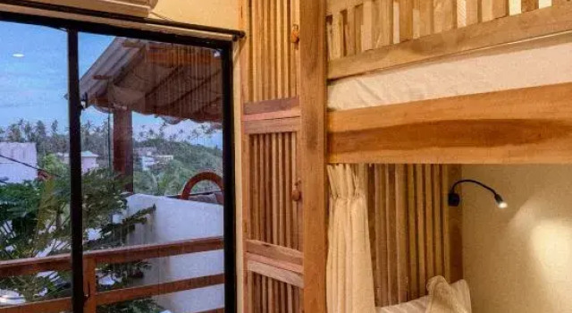 Кровать в общем номере Ocean Bliss by Sugar Coliving