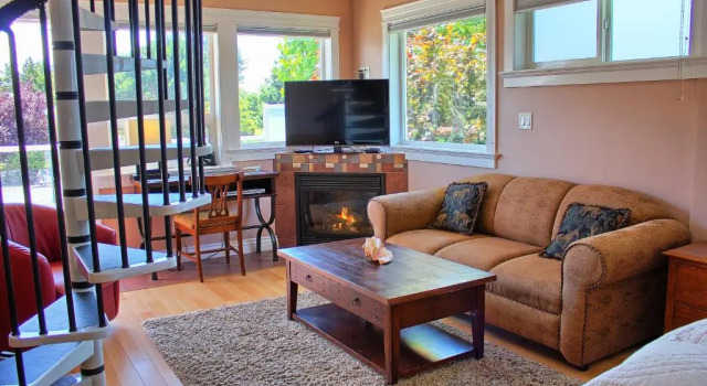 Апартаменты Birds of a Feather Victoria Oceanfront Studio Suites