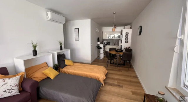 Sunshine Deluxe 80m2 Apartment With Pool, 50 m2 Garden Lounge and Outdoor Space, Buchen Sie Ferienwohnung Hotels in Gespanschaft Split-Dalmatien mit Pool, Schwimmbad