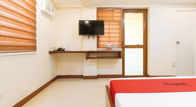 Номер Deluxe RedDoorz Plus near Uptown BGC Mall