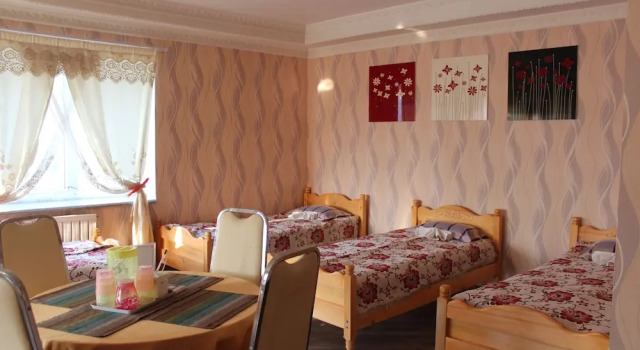 Кровать в общем номере Sara's Guest House