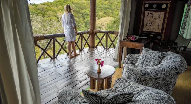 Номер Deluxe Sable Mountain Lodge, A Tent with a View Safaris