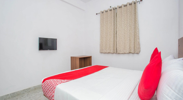OYO 15695 Varcity Comforts