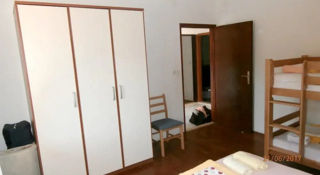 Apartment With 3 Bedrooms in Gdinj, With Enclosed Garden - 50 m From t, Prenota Appartamento Hotel a Croatian Islands con parcheggio, Parcheggio