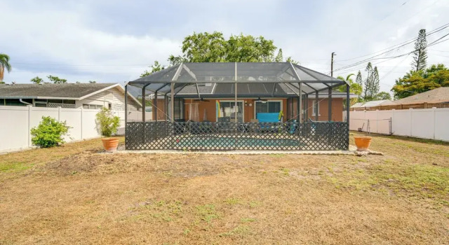 Коттедж 2 Mi to Riverwalk: Gem w/ Private Pool & Yard!