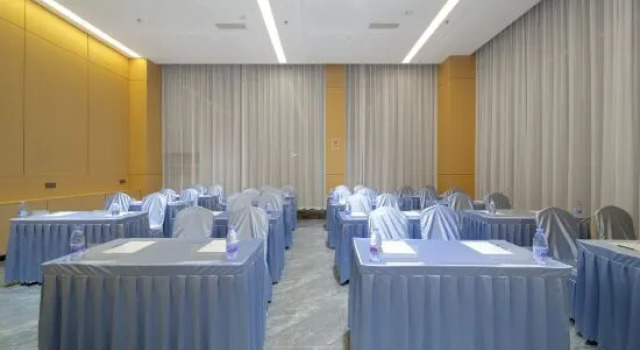 Yeste International Hotel (Guiyang Huaxi District Government Mingzhu Avenue Subway Station), Забронировать Отель Отели Хуаси с парковкой, Парковка