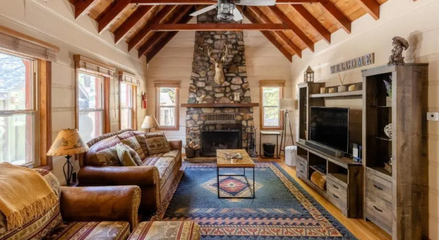 Lake Arrowhead Area Modern Cabin at Sugars Mountain Chalet, Забронировать Шале Лейк-Эрроухэд 