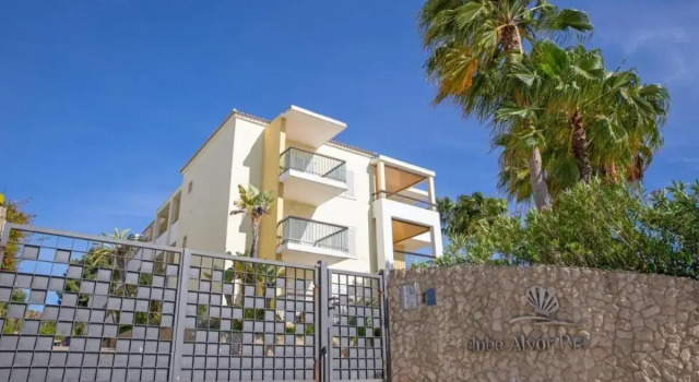 AT07 Superb 3-bedroom ground floor Apartment with Communal Pool in the heart of Alvor, Rezerwuj Apartament Hotele w Algarve z parkingiem, Parking