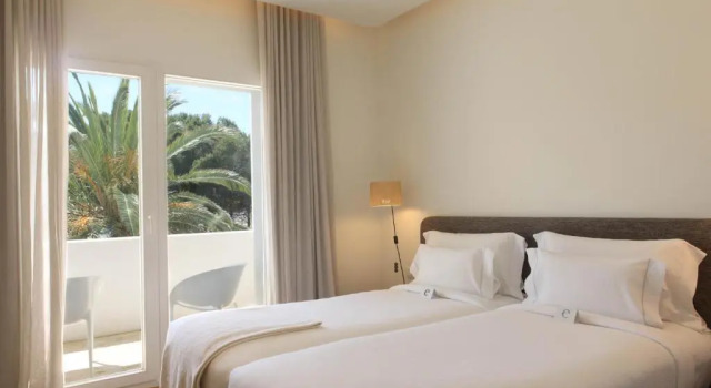 Двухместный номер Standard с балконом и с видом на сад Hostal Empúries