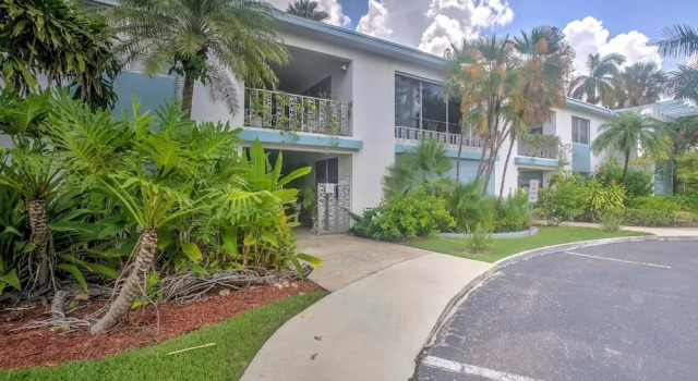 Updated Dtwn Naples Condo: Across From Beach!, Забронировать Апартаменты/квартира Нейплс Southwest Florida, рядом с Palm Cottage