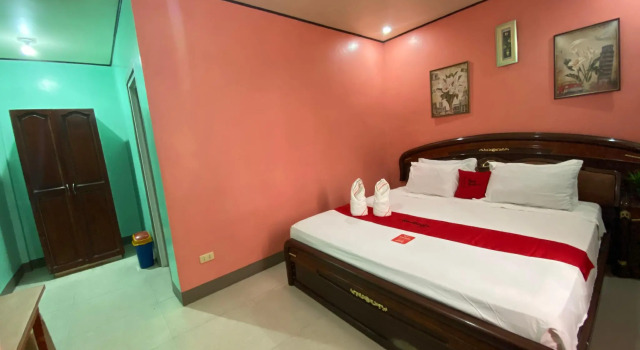 Люкс RedDoorz Plus @ Lhexlyn Resort San Narciso