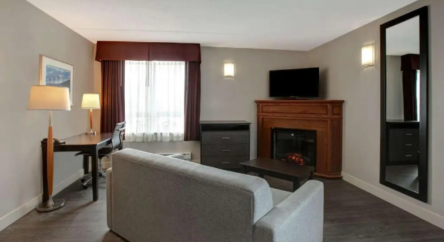 Люкс Deluxe Days Inn & Suites by Wyndham Collingwood