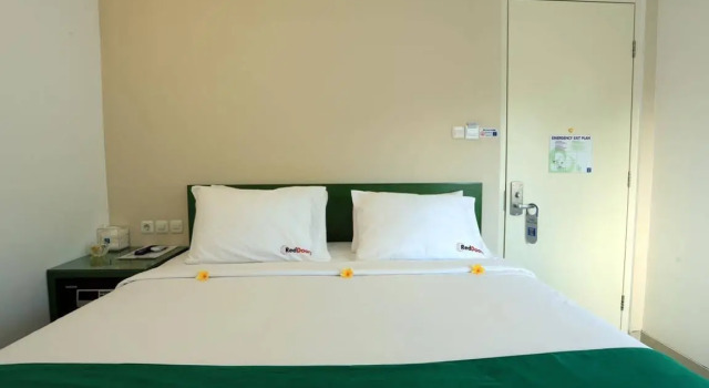 RedDoorz Near Pantai Jerman, Varaa Hotelli Tuban 