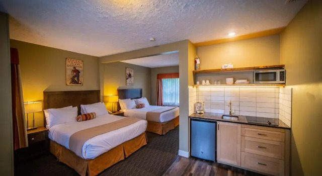 Четырёхместный номер Deluxe Alpine Inn & Suites