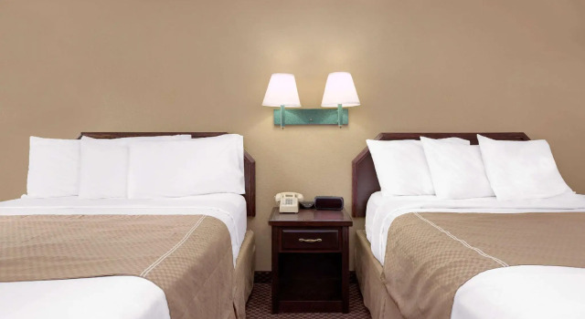 Четырёхместный номер Standard Days Inn by Wyndham Macon I-475