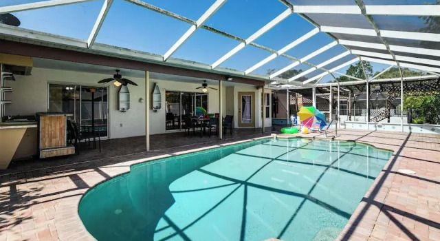 Коттедж 3 Mi to Weeki Wachee Springs SP: Poolside Oasis!