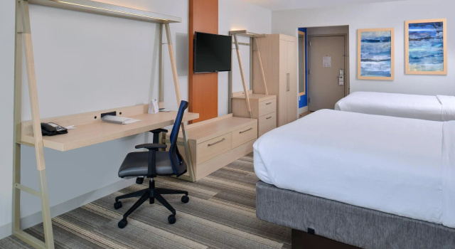 Четырёхместный номер Standard Holiday Inn Express & Suites Farmington Hills - Detroit by IHG