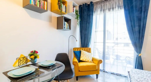 Light House - Seafront cosy studio with library, Rezerwuj Hotel Hotele w Pafos z parkingiem, w pobliżu Paphos Archaeological Park, Parking