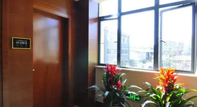 Yunmei Hot Spring Hotel (Caiyun North Road, Guandu District, Kunming), Rezerwuj Hotel Hotele w Kunming z parkingiem, Parking