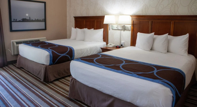 Четырёхместный номер Business с красивым видом из окна Super 8 by Wyndham Port Elgin