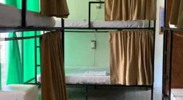 Кровать в общем номере Hostal Natural