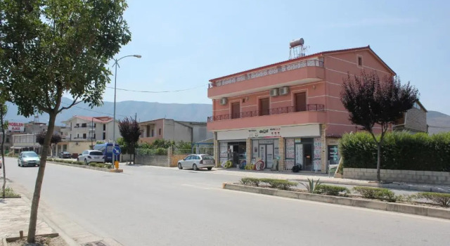 Guesthouse Leo, Prenota Hotel Hotel a Berat County con parcheggio, Parcheggio