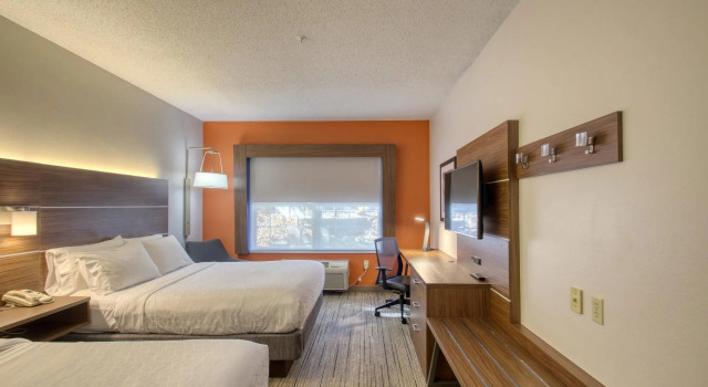 Четырёхместный номер Standard Holiday Inn Express Hotel & Suites Oshkosh - State Route 41 by IHG