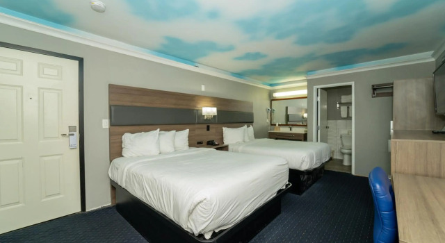 Hollywood Palms Inn and Suites