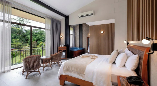Люкс с балконом Hotel Arenal Kioro Suites & Spa