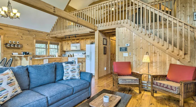 Quaint Cabin with Deck and Loft 10 Mi to Lake Lure, 预订 酒店 卢尔湖 北卡罗莱纳州