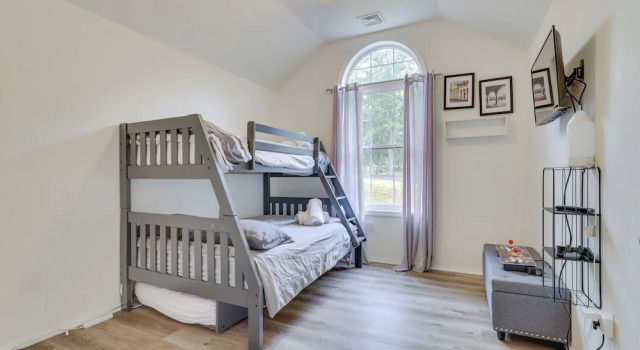 7 Mi to Camelback Mtn: Chic Penn Estates Home, Book Hotel Stroudsburg 