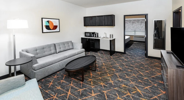 Люкс c 1 комнатой Holiday Inn & Suites Stillwater-University West by IHG