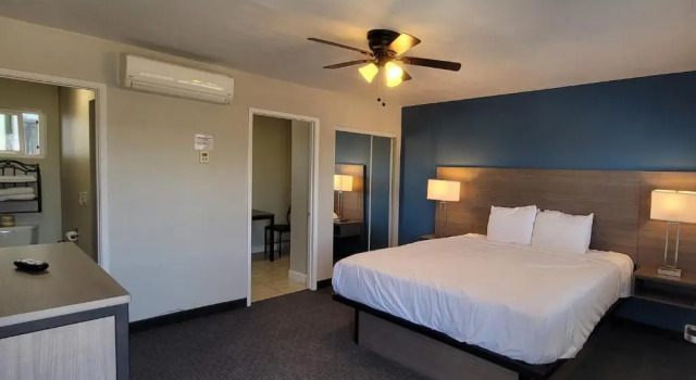 Люкс Deluxe Beachwalker Inn & Suites