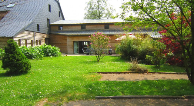 Modern Holiday Home in Sourbrodt with Private Pool, Rezervovat Hotel Hotely v Lutych s parkováním, Parkování