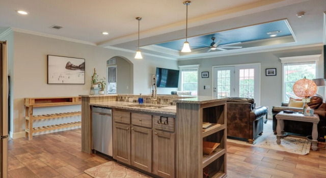 Коттедж с 3 комнатами Canyon Lake Home w/ Spacious Deck & Backyard!