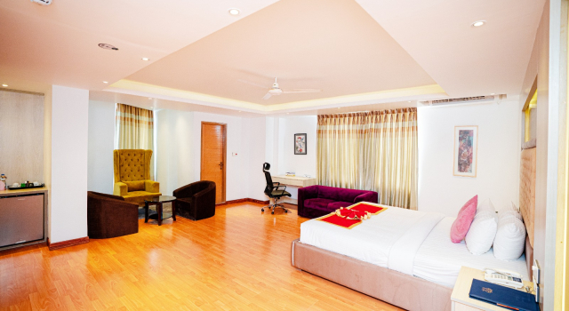 Люкс Royal Royal Raj Hotel & Condominium