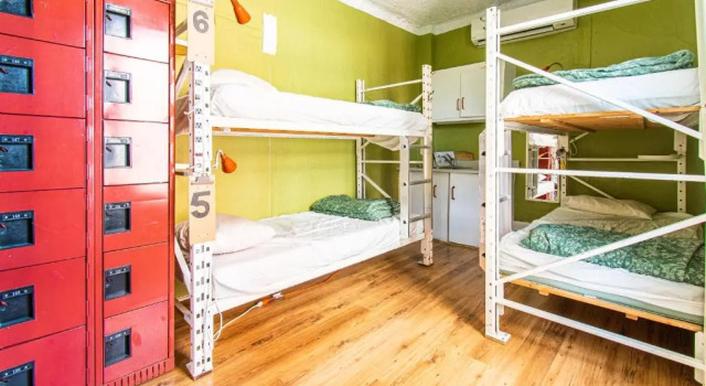 Кровать в общем номере Auberge du Plateau