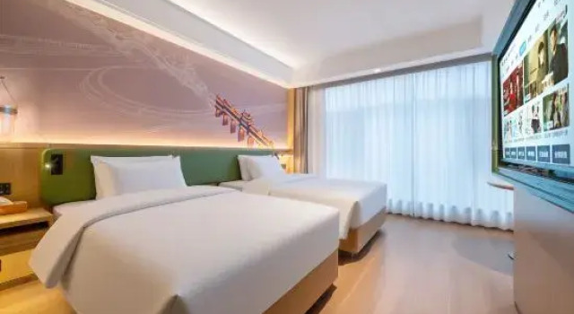 Кровать в общем номере Zhuofeng Langqiao Hotel (Zhuoshui Branch)