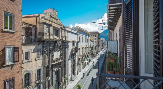 Charming Apartment in the City Center by Wonderful Italy