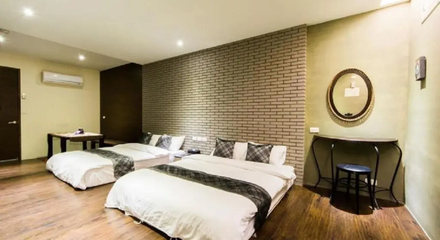 Четырёхместный номер Standard LITHO Hostel