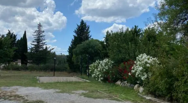 Maison de plain pied avec terrain de pétanque