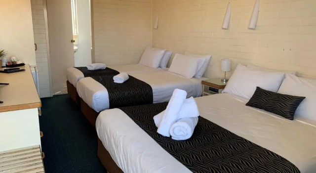 Семейный номер Standard Crest Motor Inn