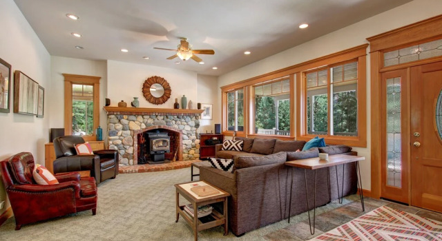 Mountain Acres - Four Bedroom Cabin with Hot Tub, Rezerwuj Hotel Hotele w Plain z parkingiem, Parking
