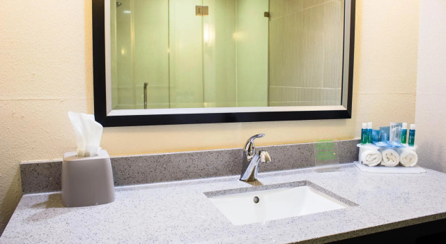 Четырёхместный номер Standard Holiday Inn Express & Suites Havelock Northwest New Bern by IHG