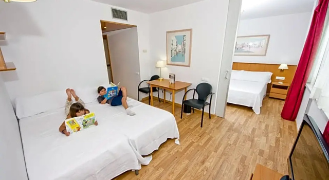 Четырёхместный семейный номер Standard Aparthotel Atenea Valles