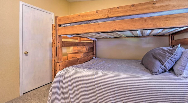 Коттедж с 3 комнатами Lovely Detroit Home w/ Deck - Walk to Town!