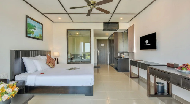 Двухместный номер Premier с балконом и с видом на город White Lotus Hotel Hoian